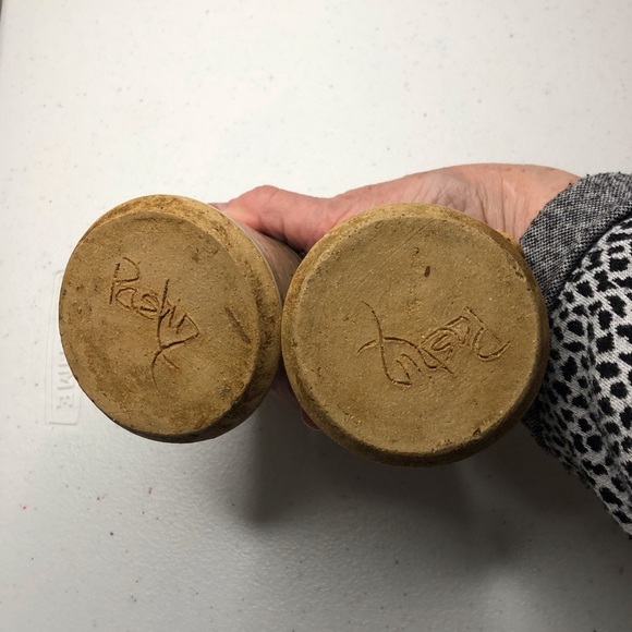 Hand made studio art pottery salt and pepper shaker signed beige and blue - Picture 4 of 4